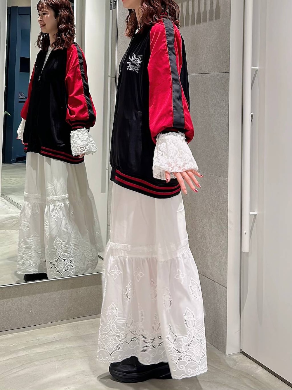 ブラック系のローファー、ホワイト系のTシャツ/カットソー、ブラック系のスカジャンを着用したレディースの春コーディネートの3枚目の写真