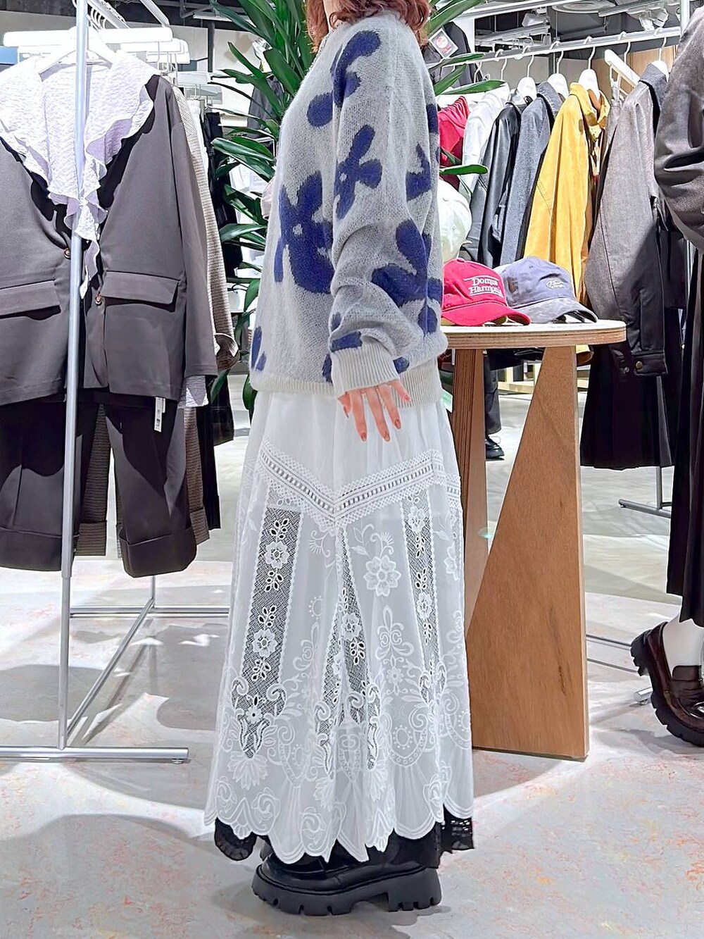 ブラック系のローファー、ホワイト系のニット/セーター、ブラック系のスカートを着用したレディースの秋コーディネートの4枚目の写真