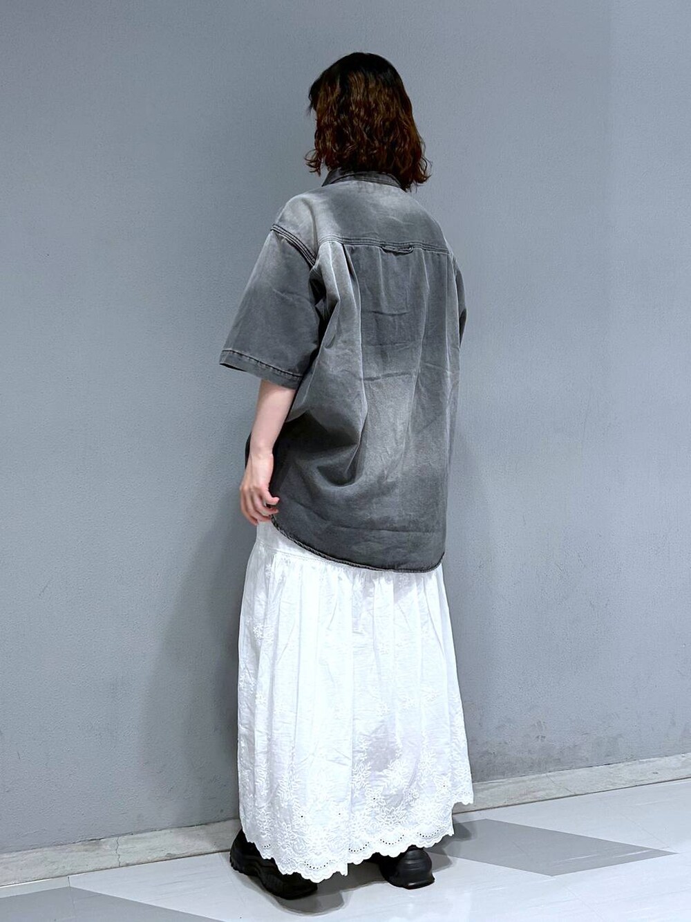 ホワイト系のスカート、グレー系のシャツ/ブラウスを着用したレディースの夏コーディネートの5枚目の写真