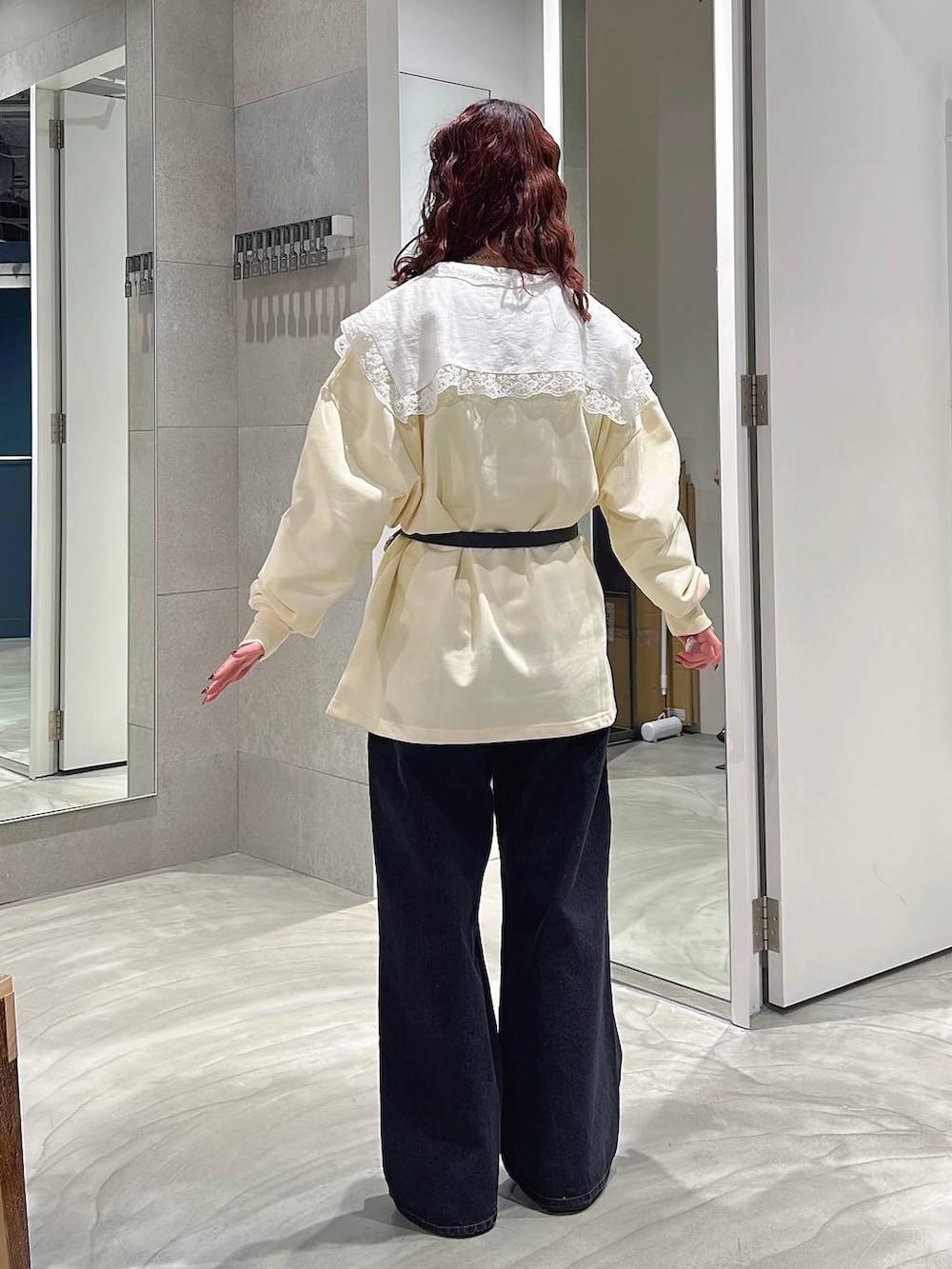 ブラック系のローファー、ブラック系のデニムパンツ、ホワイト系のシャツ/ブラウスを着用したレディースの春コーディネートの5枚目の写真