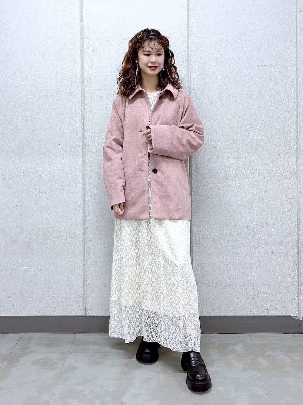 ブラック系のローファー、ホワイト系のスカート、ピンク系のブルゾンを着用したレディースの冬コーディネートの4枚目の写真