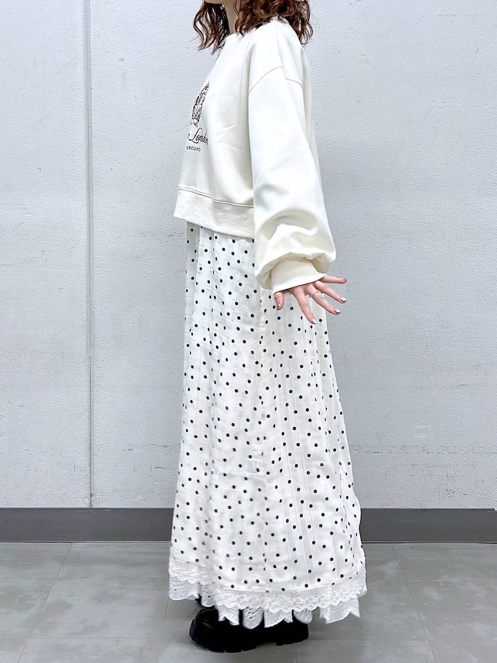 ブラック系のローファー、ホワイト系のスウェット、ホワイト系のワンピースを着用したレディースの冬コーディネートの3枚目の写真