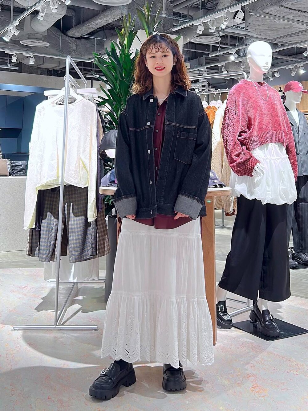 その他のローファー、ブラック系のデニムジャケット、レッド系のシャツ/ブラウスを着用したレディースの秋コーディネートの4枚目の写真