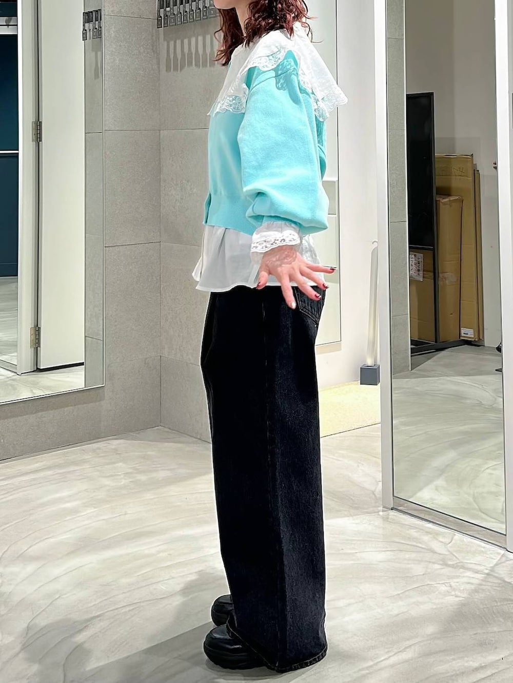 ブラック系のローファー、ブルー系のカーディガン/ボレロ、ブラック系のデニムパンツを着用したレディースの春コーディネートの3枚目の写真