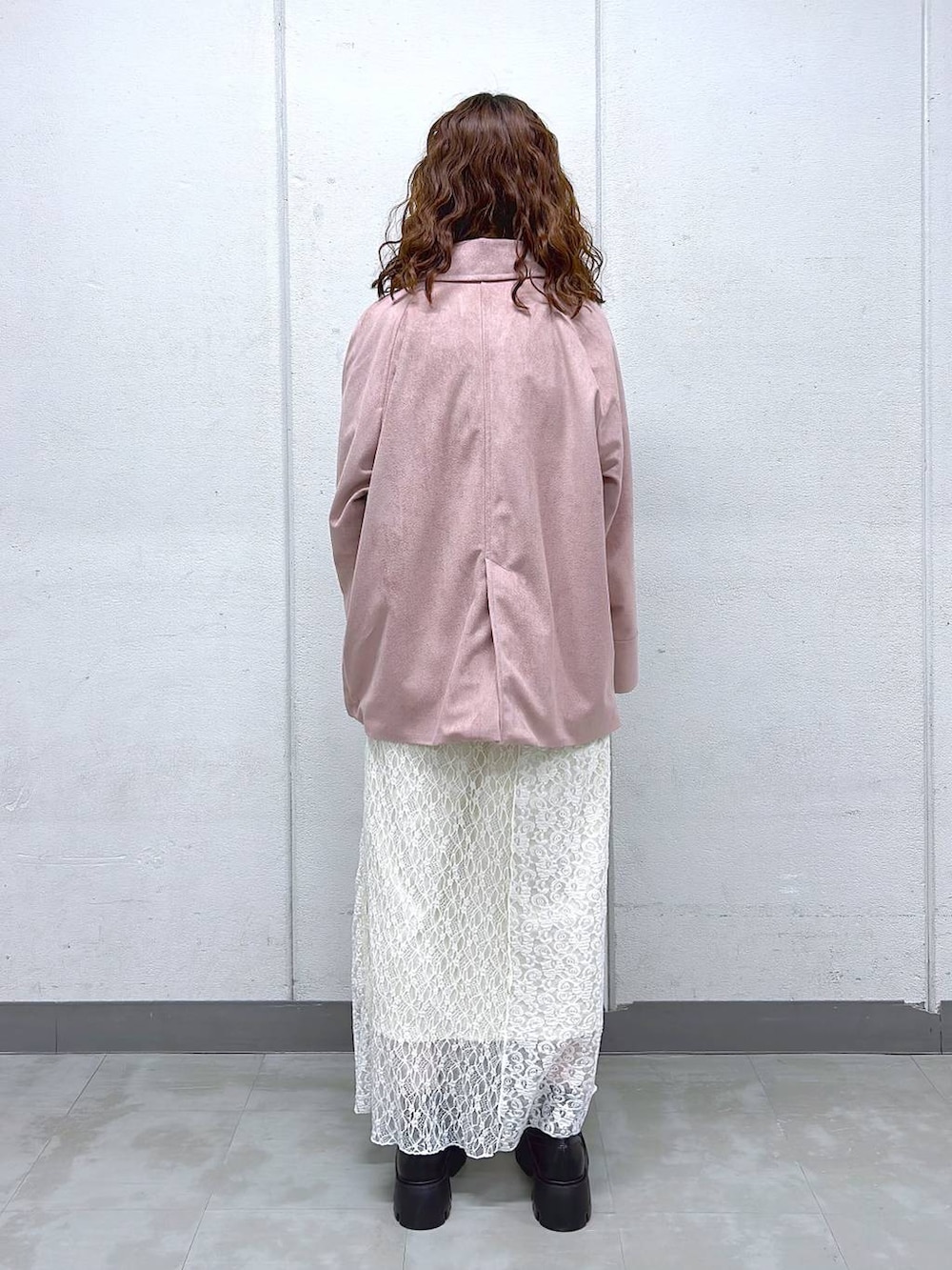 ブラック系のローファー、ホワイト系のスカート、ピンク系のブルゾンを着用したレディースの冬コーディネートの5枚目の写真