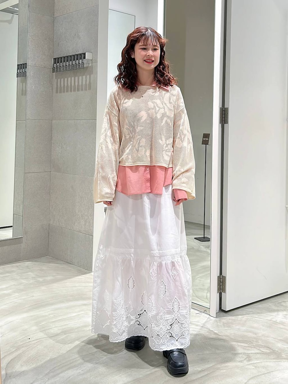 ブラック系のローファー、ピンク系のシャツ/ブラウス、ホワイト系のスカートを着用したレディースの春コーディネートの4枚目の写真