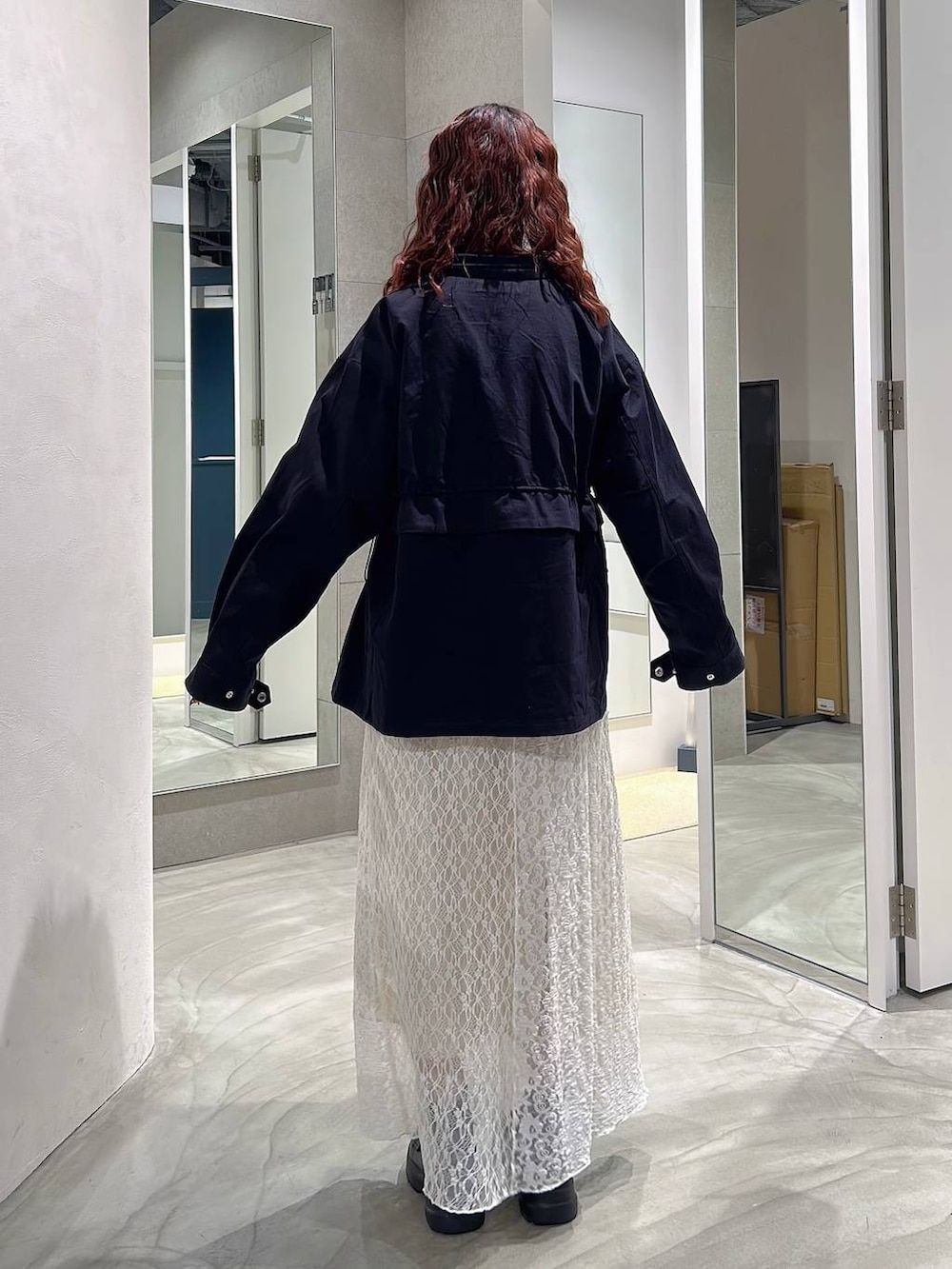 ブラック系のローファー、ホワイト系のスカート、グレー系のスウェットを着用したレディースの春コーディネートの6枚目の写真