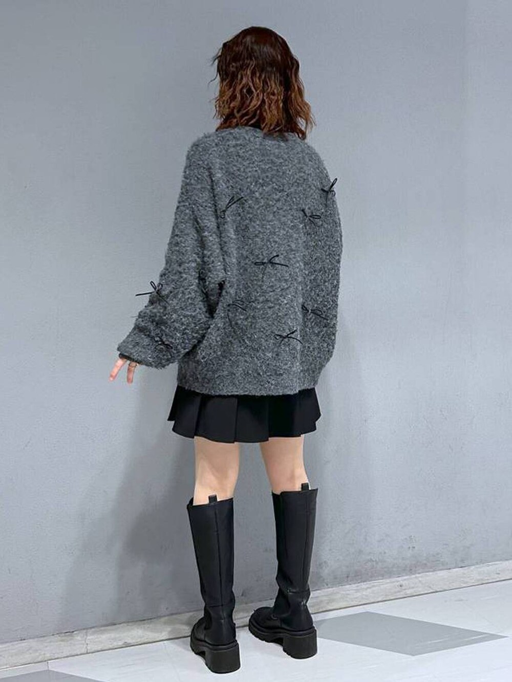 グレー系のニット/セーターを着用したレディースの冬コーディネートの5枚目の写真