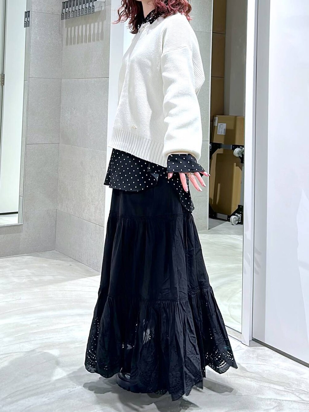 ブラック系のローファー、ブラック系のスカート、ホワイト系のニット/セーターを着用したレディースの冬コーディネートの3枚目の写真