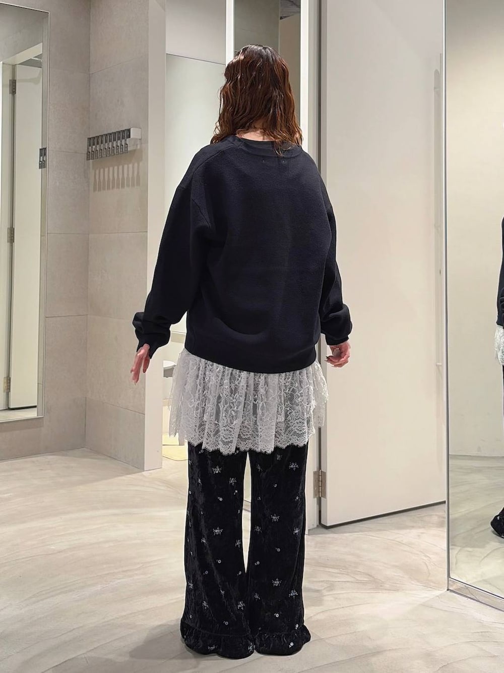 ホワイト系のワンピース、ブラック系のTシャツ/カットソー、ブラック系のその他パンツを着用したレディースの秋コーディネートの5枚目の写真