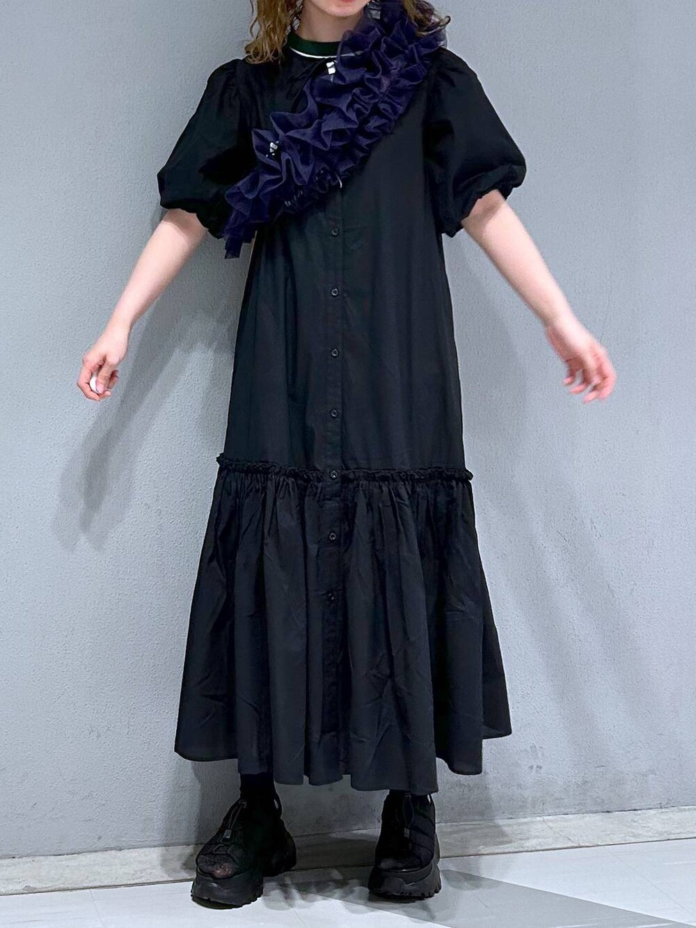 グリーン系のTシャツ/カットソー、ブラック系のシャツワンピース、パープル系のストール/ショールを着用したレディースの春コーディネートの2枚目の写真