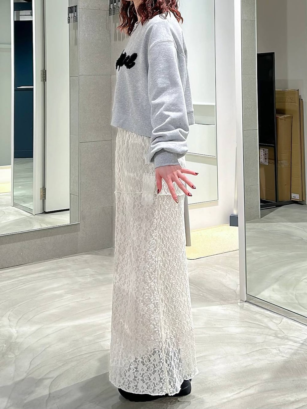 ブラック系のローファー、ホワイト系のスカート、グレー系のスウェットを着用したレディースの春コーディネートの3枚目の写真