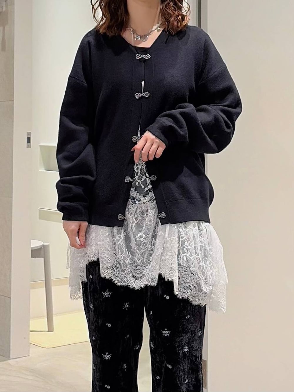 ホワイト系のワンピース、ブラック系のTシャツ/カットソー、ブラック系のその他パンツを着用したレディースの秋コーディネートの3枚目の写真
