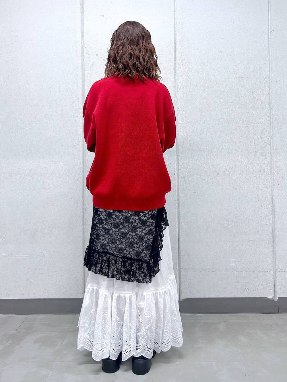 ブラック系のローファー、ブラック系のブルゾン、レッド系のニット/セーターを着用したレディースの秋コーディネートの4枚目の写真