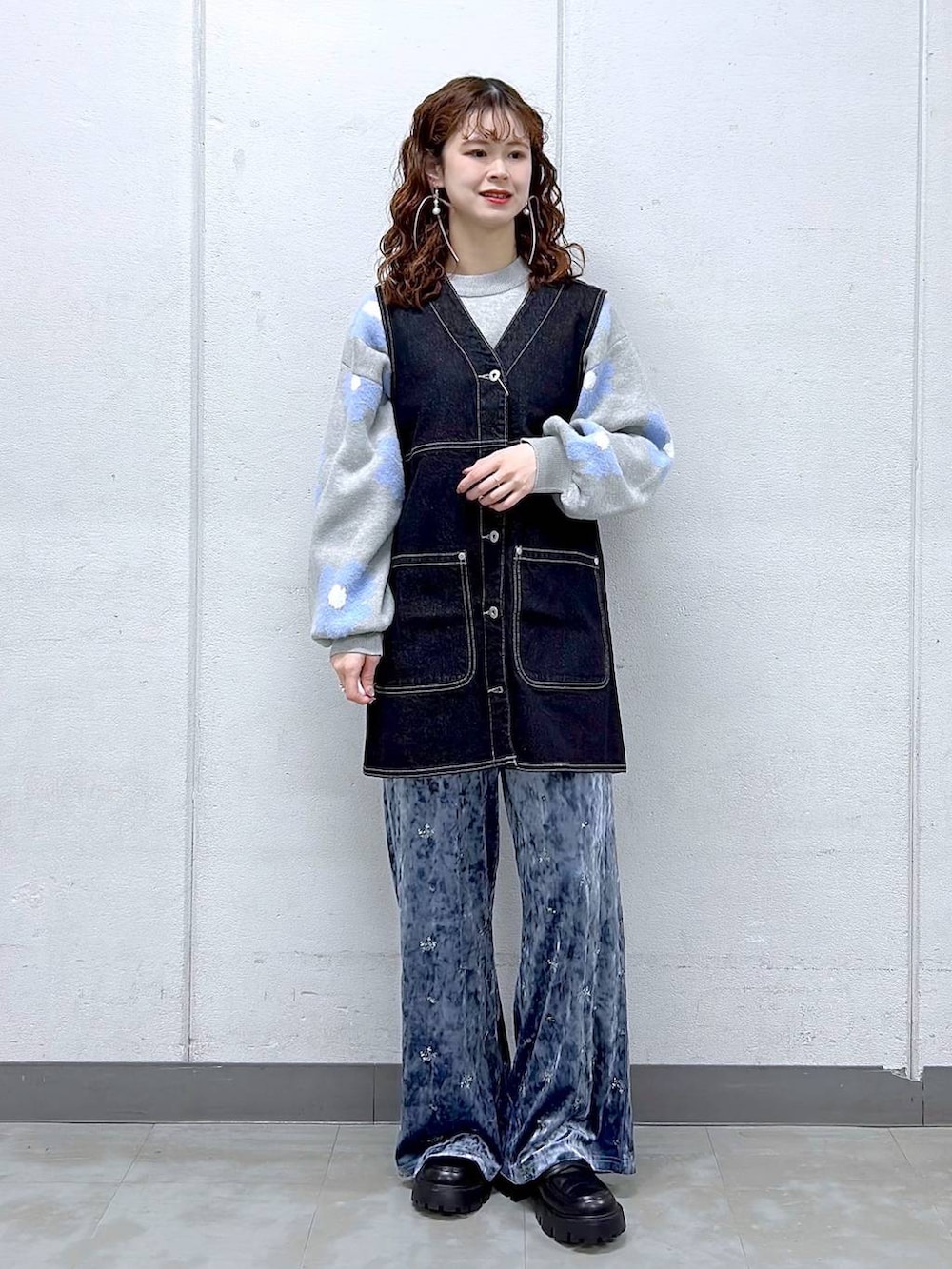 ブラック系のローファー、ブルー系のスウェットパンツ、ブラック系のワンピースを着用したレディースの冬コーディネートの4枚目の写真