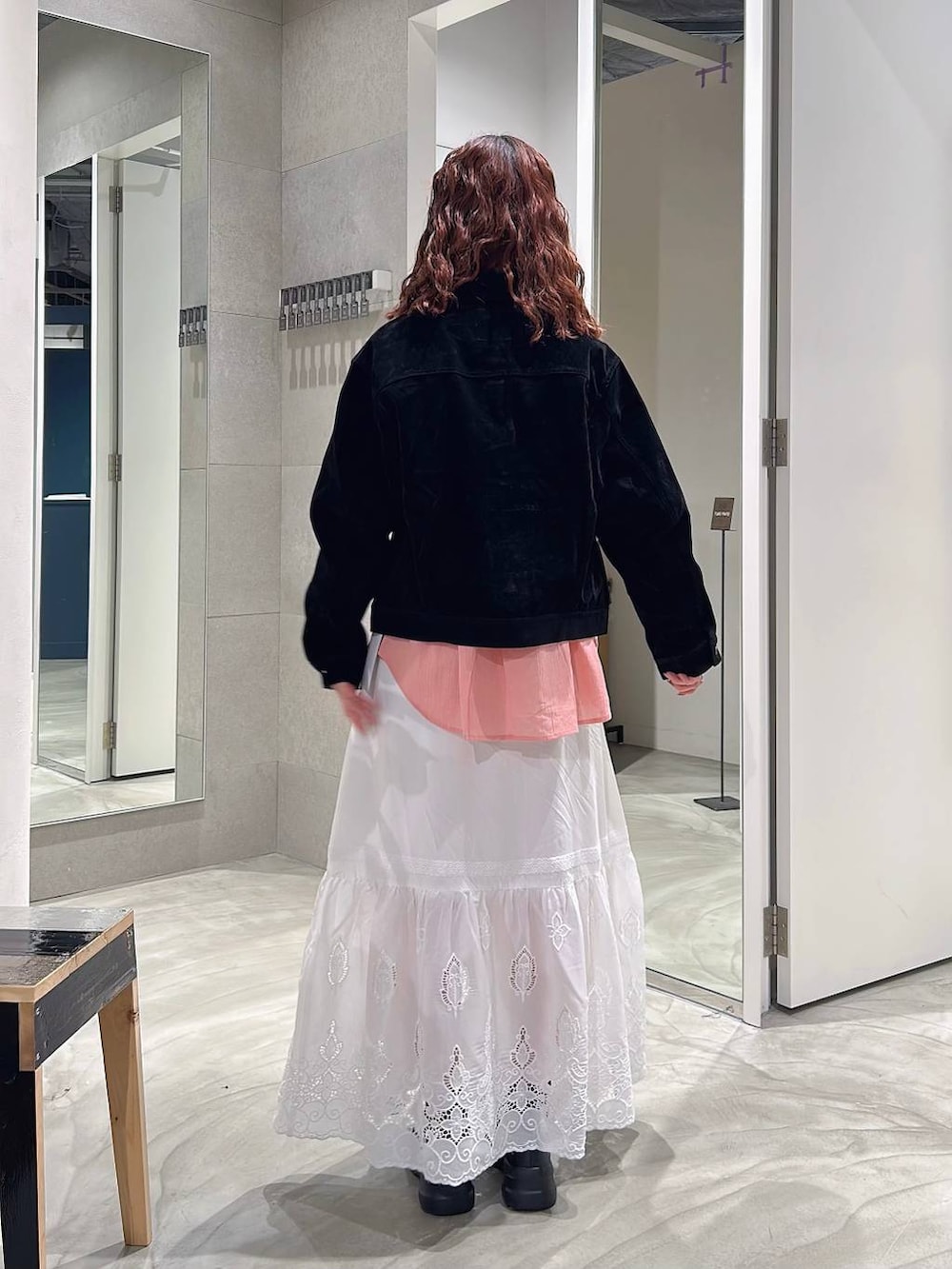 ブラック系のローファー、ピンク系のシャツ/ブラウス、ブラック系のブルゾンを着用したレディースの春コーディネートの5枚目の写真