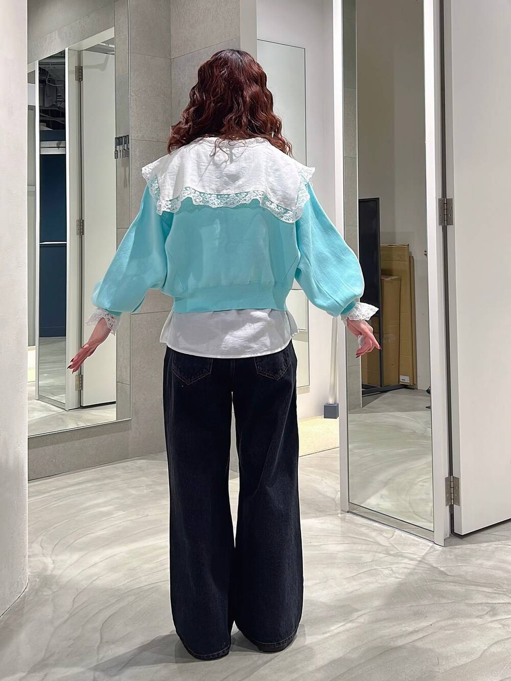 ブラック系のローファー、ブルー系のカーディガン/ボレロ、ブラック系のデニムパンツを着用したレディースの春コーディネートの5枚目の写真