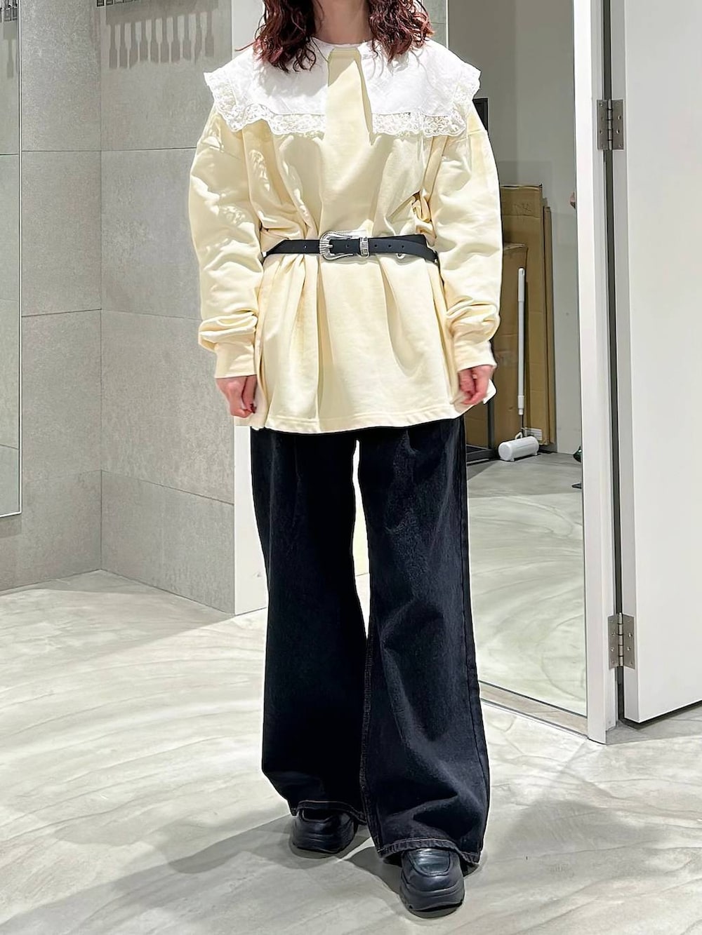 ブラック系のローファー、ブラック系のデニムパンツ、ホワイト系のシャツ/ブラウスを着用したレディースの春コーディネートの2枚目の写真