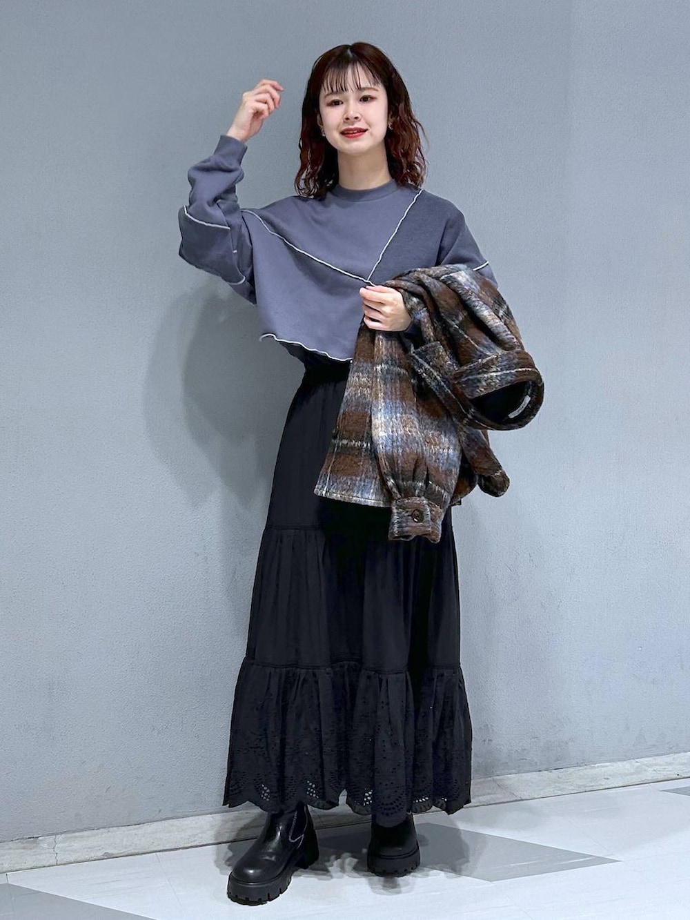 ブルー系のスウェット、ブラック系のスカート、ブラウン系のブルゾンを着用したレディースの冬コーディネートの4枚目の写真