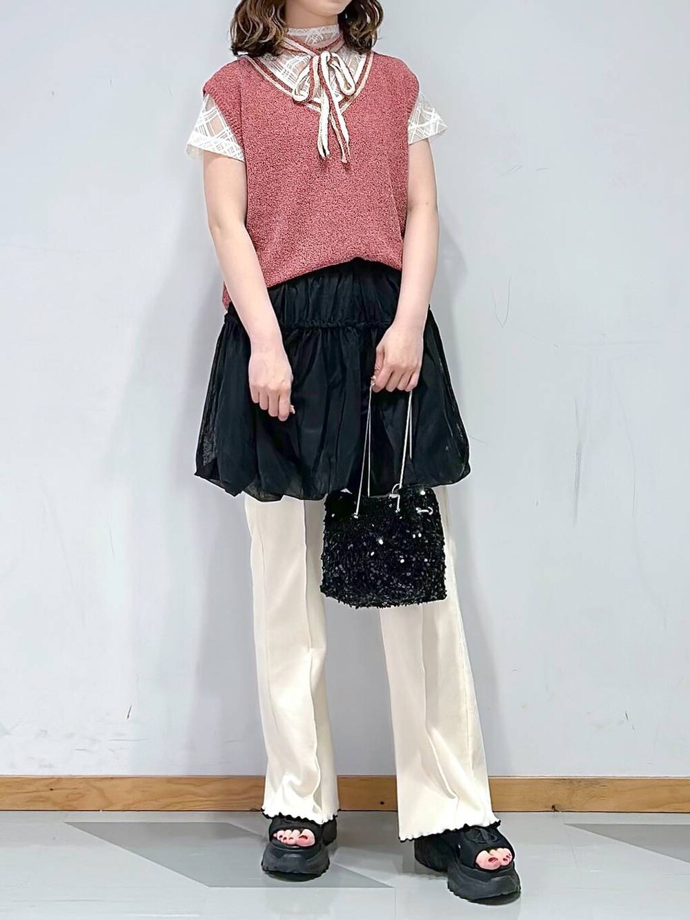 ブラック系のサンダル、ホワイト系のTシャツ/カットソー、ホワイト系のスウェットパンツを着用したレディースの夏コーディネートの2枚目の写真