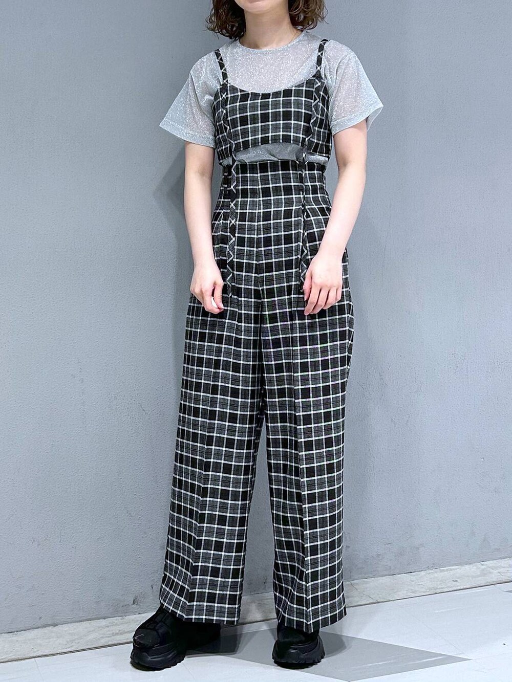 ブラック系のスラックス、グレー系のTシャツ/カットソーを着用したレディースの夏コーディネートの2枚目の写真