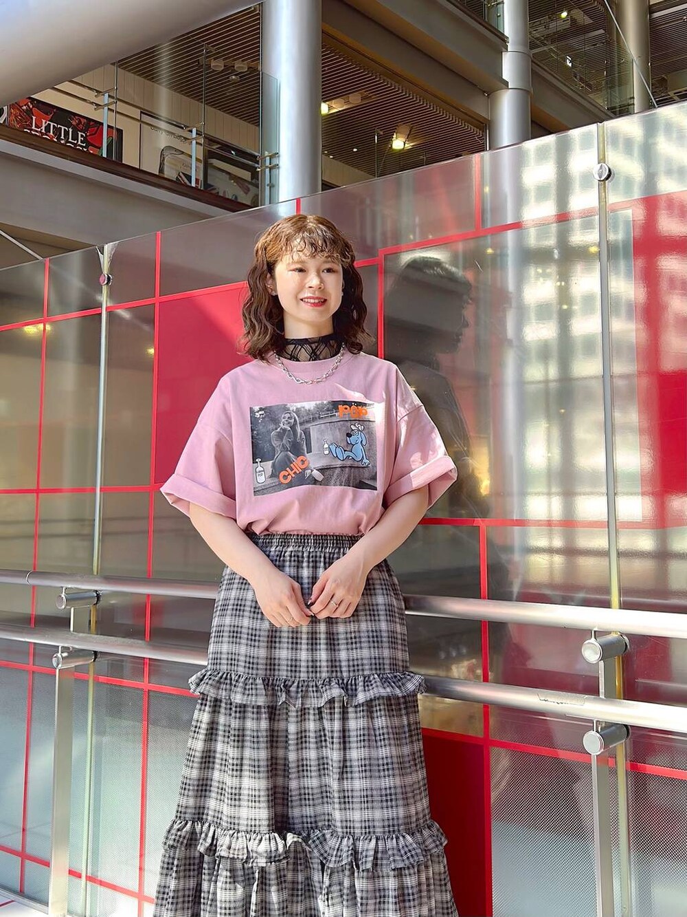 ブラック系のサンダル、ブラック系のTシャツ/カットソー、ブラック系のスカートを着用したレディースの夏コーディネートの2枚目の写真