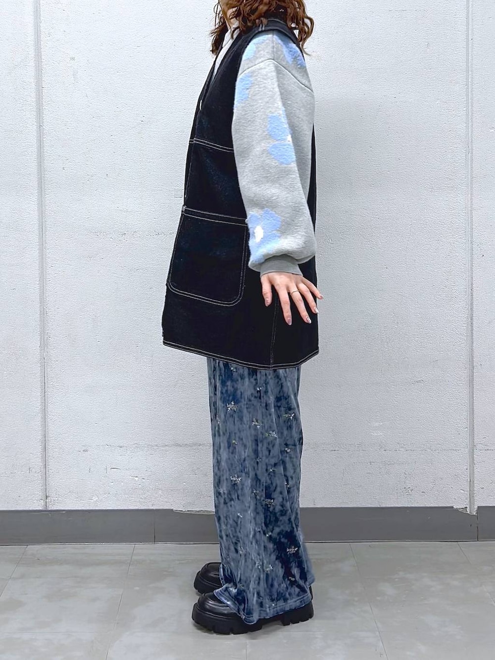 ブラック系のローファー、ブルー系のスウェットパンツ、ブラック系のワンピースを着用したレディースの冬コーディネートの3枚目の写真