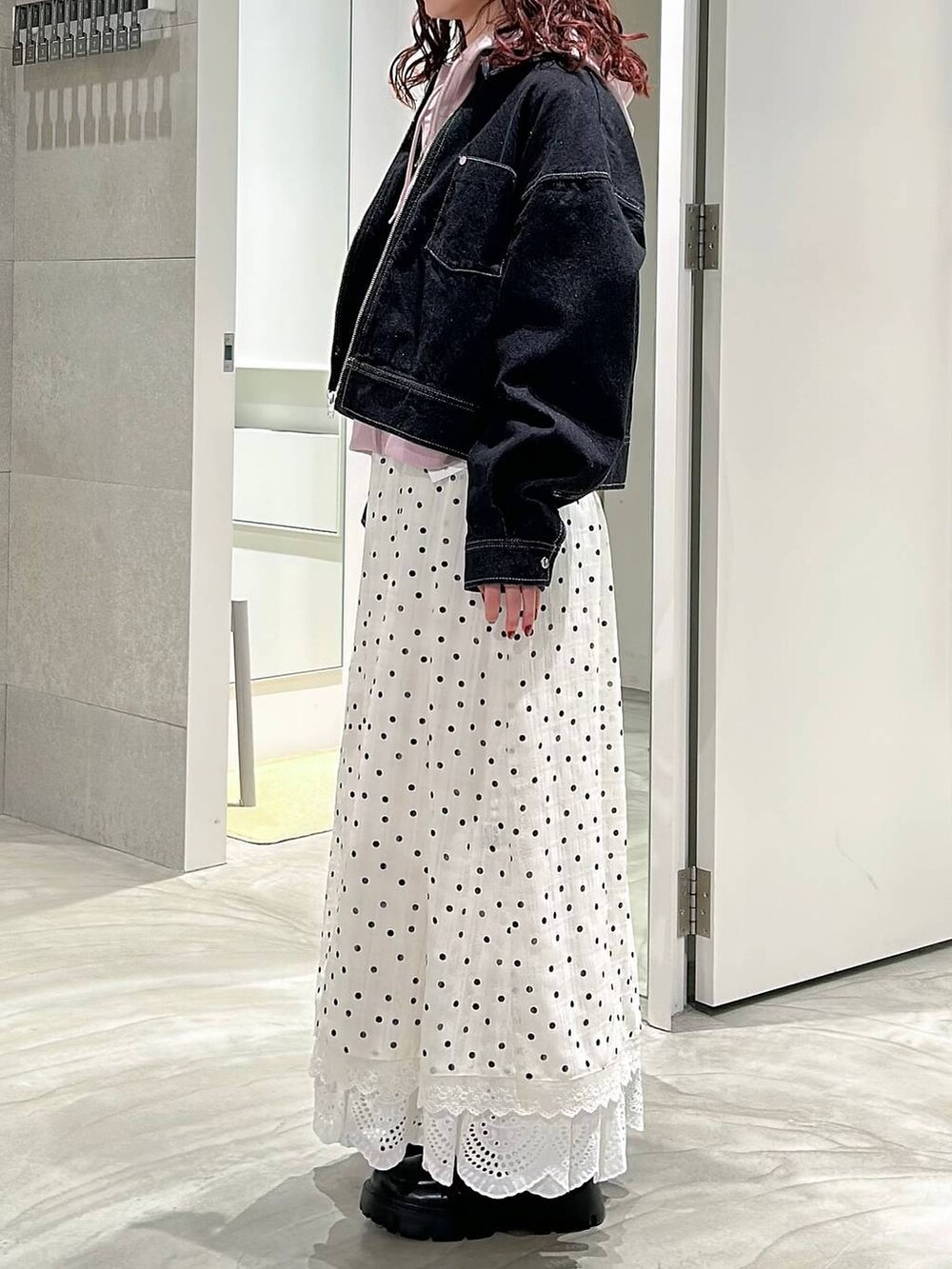 ブラック系のローファー、ブラック系のデニムジャケット、ホワイト系のワンピースを着用したレディースの春コーディネートの3枚目の写真