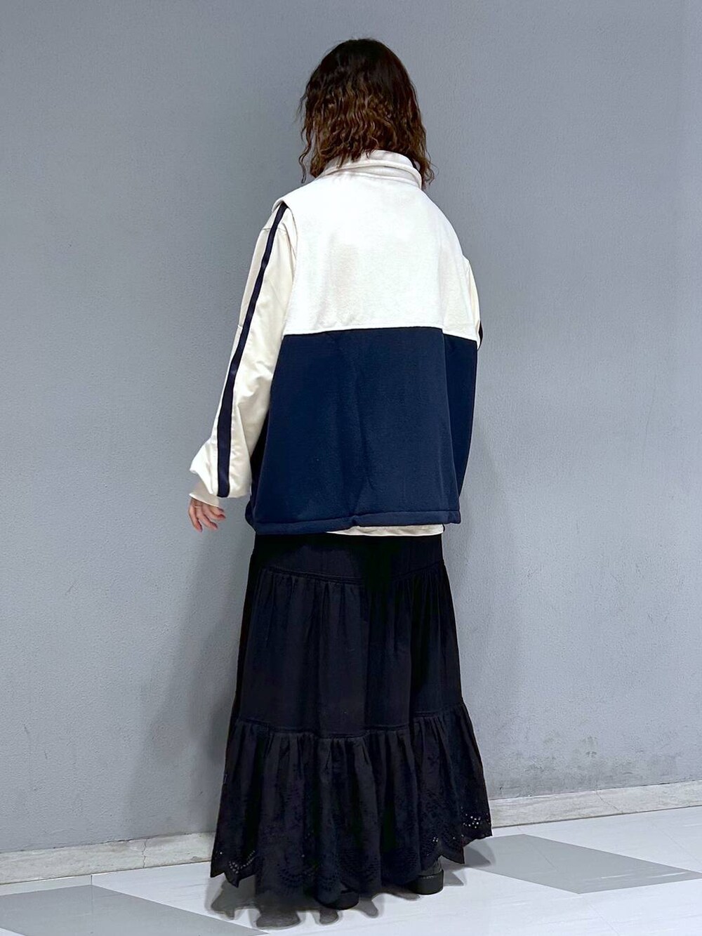 「ワンピース、ロングスカート、RAGEBLUE、骨格ウェーブ、高身長、体型カバー、韓国系、ユニセックス、モテ、カジュアル」｜「DISCUSのDISCUS/ディスカス フリースベスト（ベスト、ホワイト系）」を使った、理咲さん（レディース・163cm）の秋コーディネートの5枚目の写真
