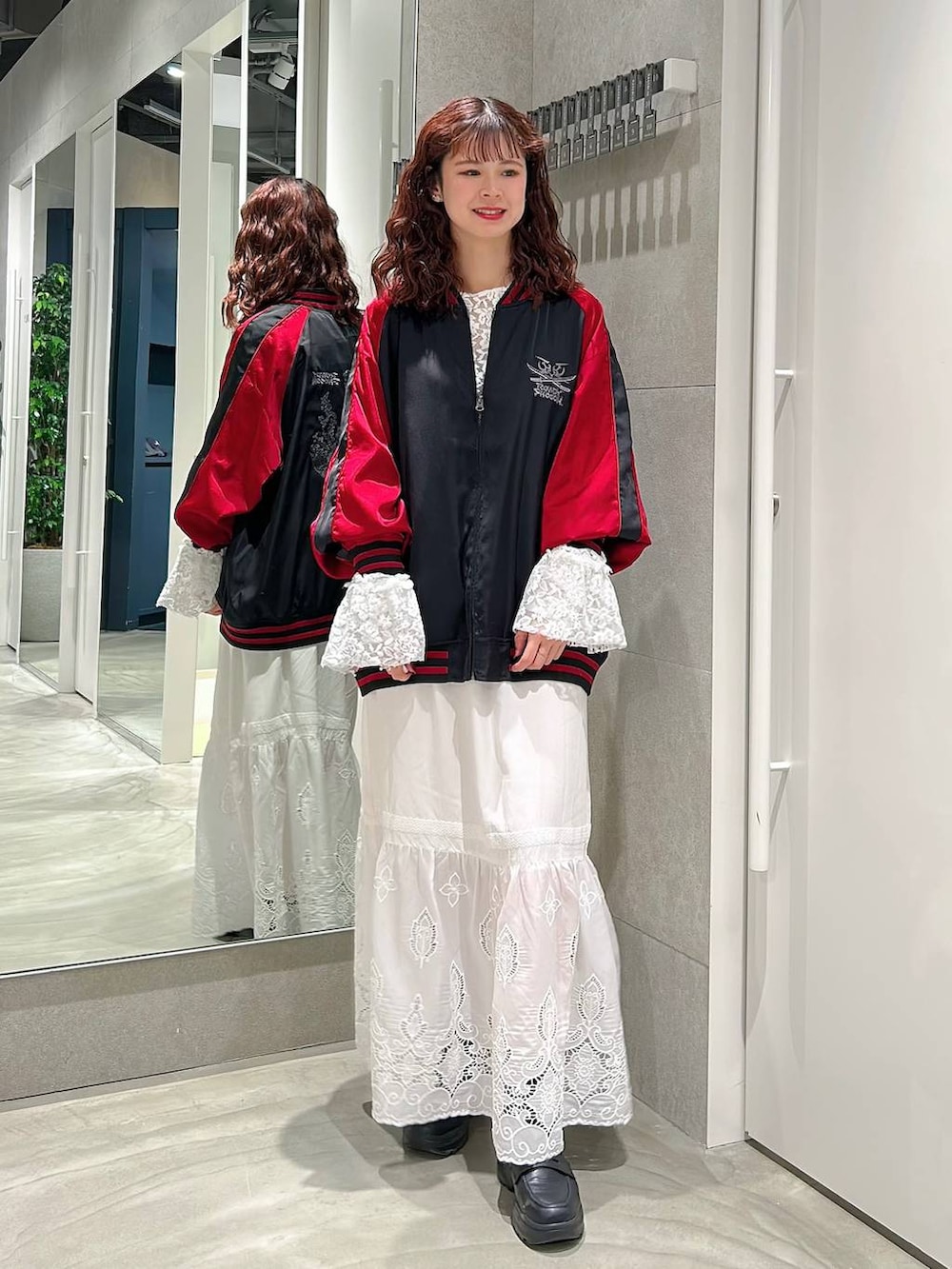 ブラック系のローファー、ホワイト系のTシャツ/カットソー、ブラック系のスカジャンを着用したレディースの春コーディネートの4枚目の写真