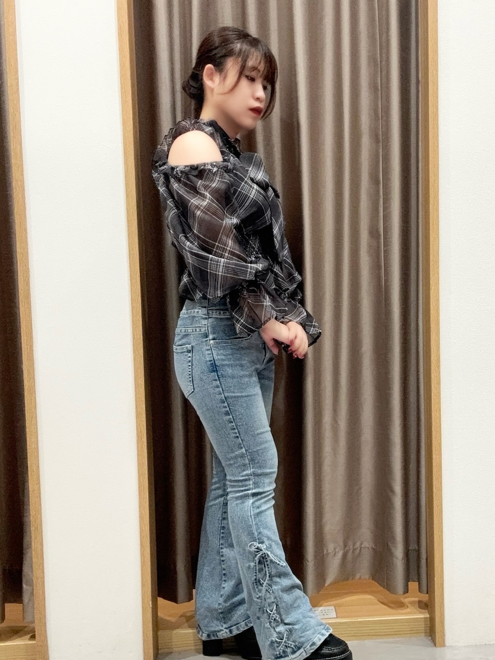 ブルー系のデニムパンツ、ブラック系のシャツ/ブラウスを着用したレディースの秋コーディネートの2枚目の写真