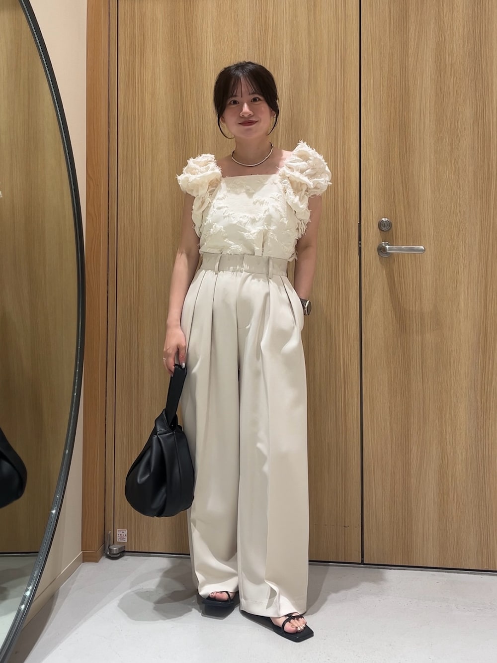 ホワイト系のシャツ/ブラウス、ホワイト系のその他パンツ、ブラック系のハンドバッグを着用したレディースの夏コーディネートの2枚目の写真