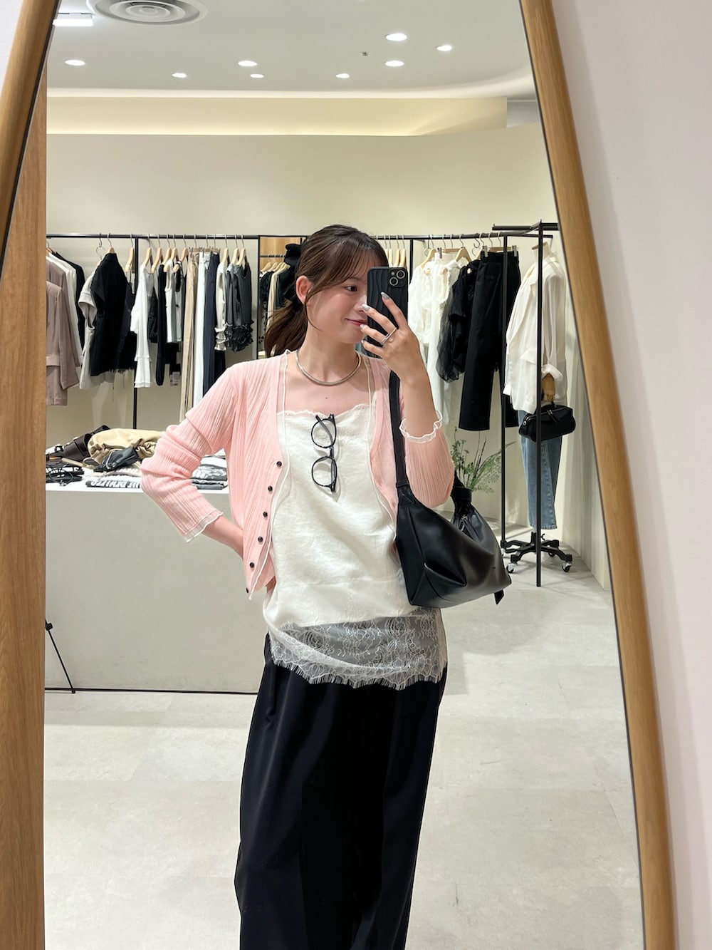 ピンク系のカーディガン/ボレロ、ホワイト系のシャツ/ブラウス、ブラック系のその他パンツを着用したレディースの夏コーディネートの2枚目の写真