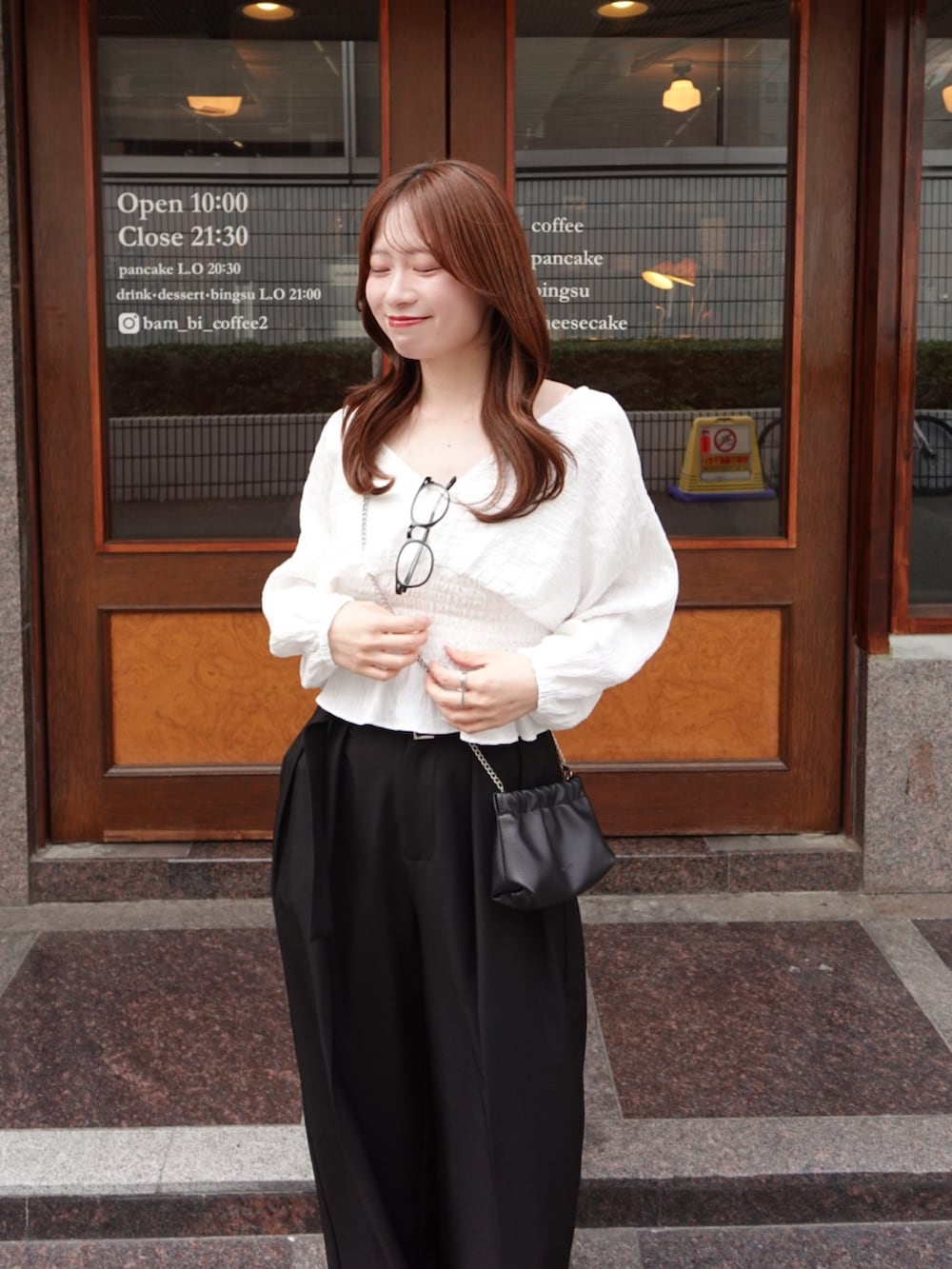 ホワイト系のシャツ/ブラウス、ブラック系のその他パンツ、ブラック系のショルダーバッグを着用したレディースの春コーディネートの3枚目の写真