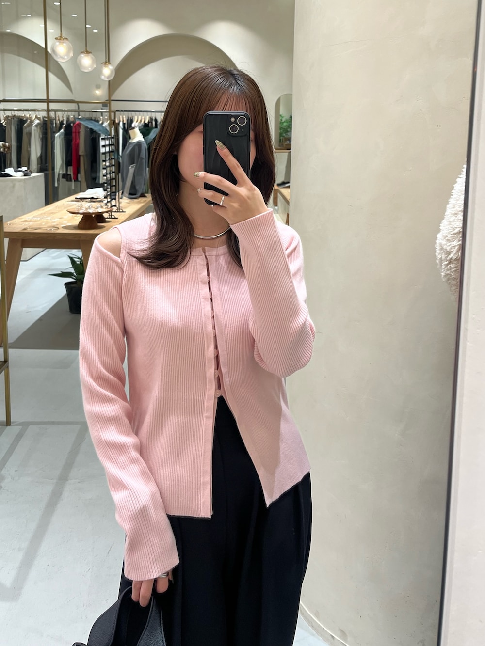 ピンク系のカーディガン/ボレロ、ブラック系のその他パンツ、ブラック系のショルダーバッグを着用したレディースの冬コーディネートの3枚目の写真