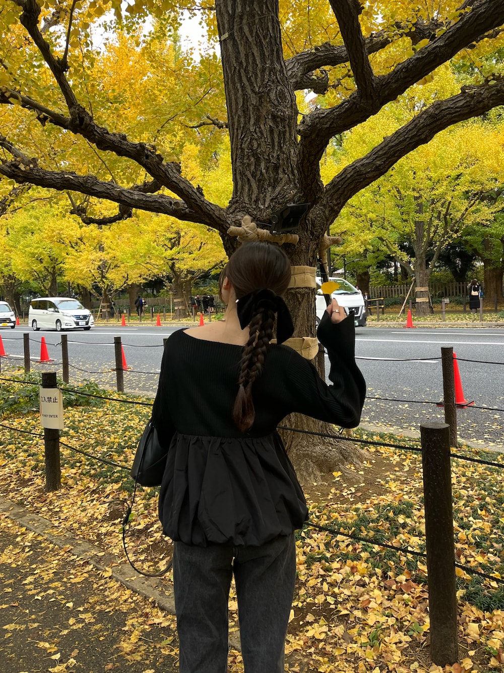 ブラック系のデニムパンツ、ブラック系のニット/セーターを着用したレディースの冬コーディネートの2枚目の写真