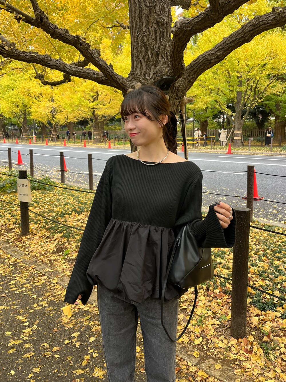 ブラック系のデニムパンツ、ブラック系のニット/セーターを着用したレディースの冬コーディネートの3枚目の写真