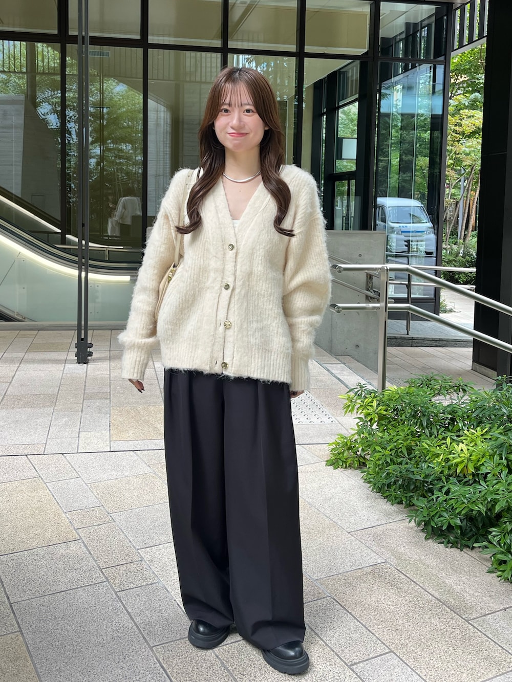 ホワイト系のカーディガン/ボレロ、ブラック系のその他パンツを着用したレディースの冬コーディネートの2枚目の写真