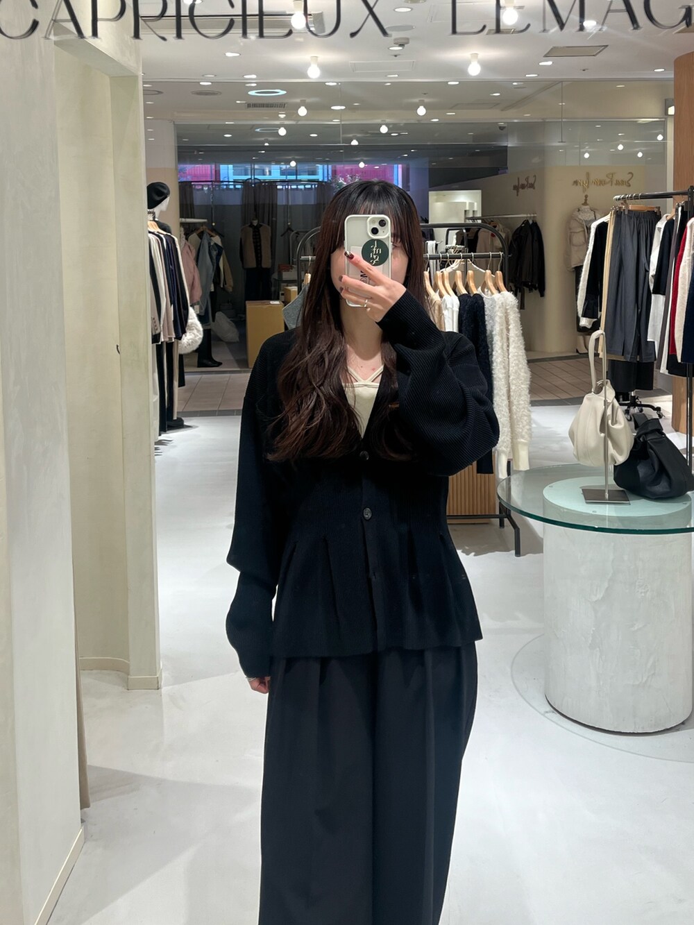 ブラック系のカーディガン/ボレロ、ホワイト系のその他パンツを着用したレディースの冬コーディネートの3枚目の写真