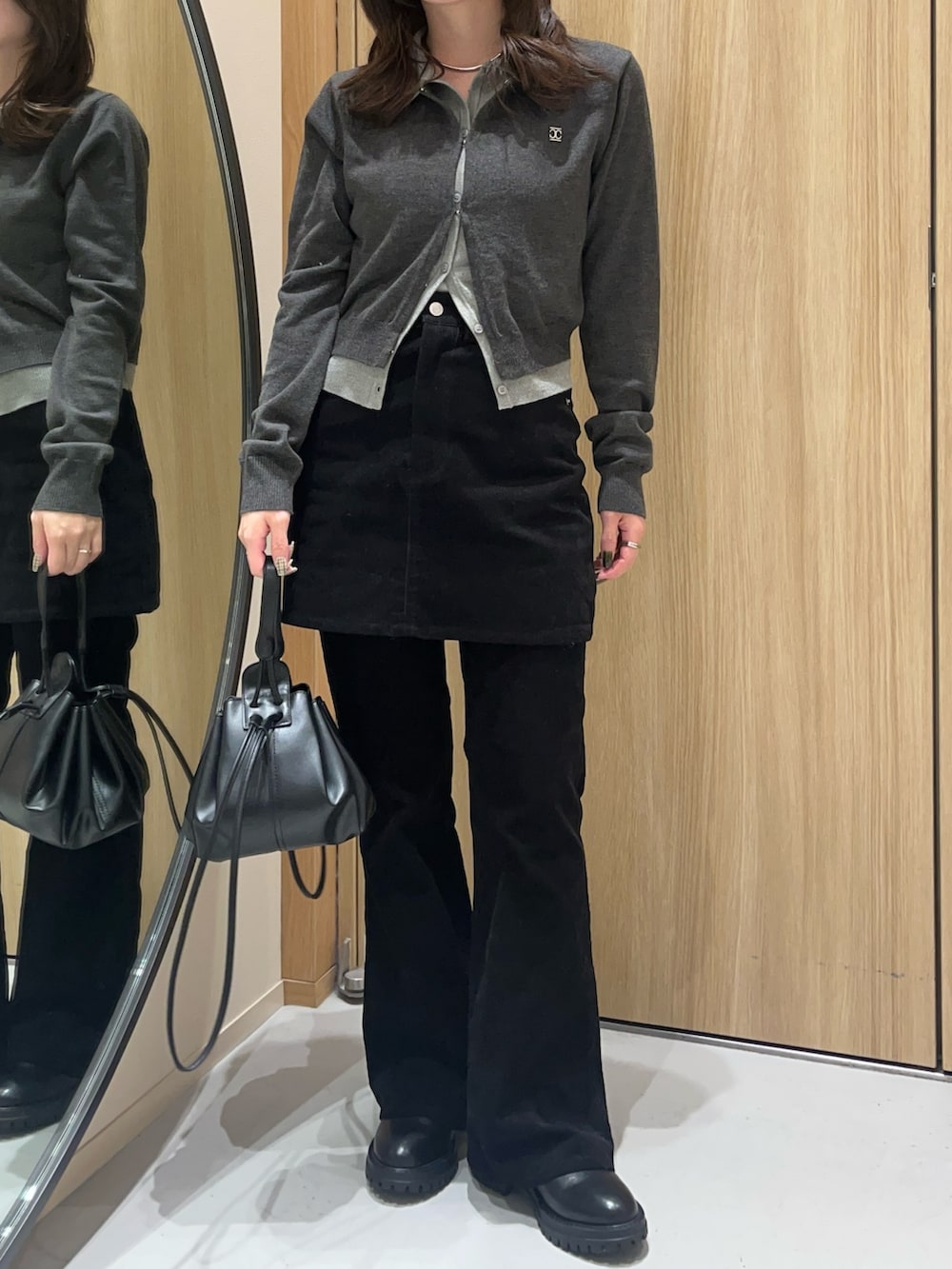 グレー系のカーディガン/ボレロ、ブラック系のスカート、ブラック系のその他パンツを着用したレディースの冬コーディネートの2枚目の写真