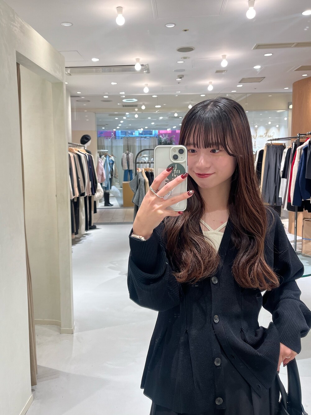 ブラック系のカーディガン/ボレロ、ホワイト系のその他パンツを着用したレディースの冬コーディネートの2枚目の写真