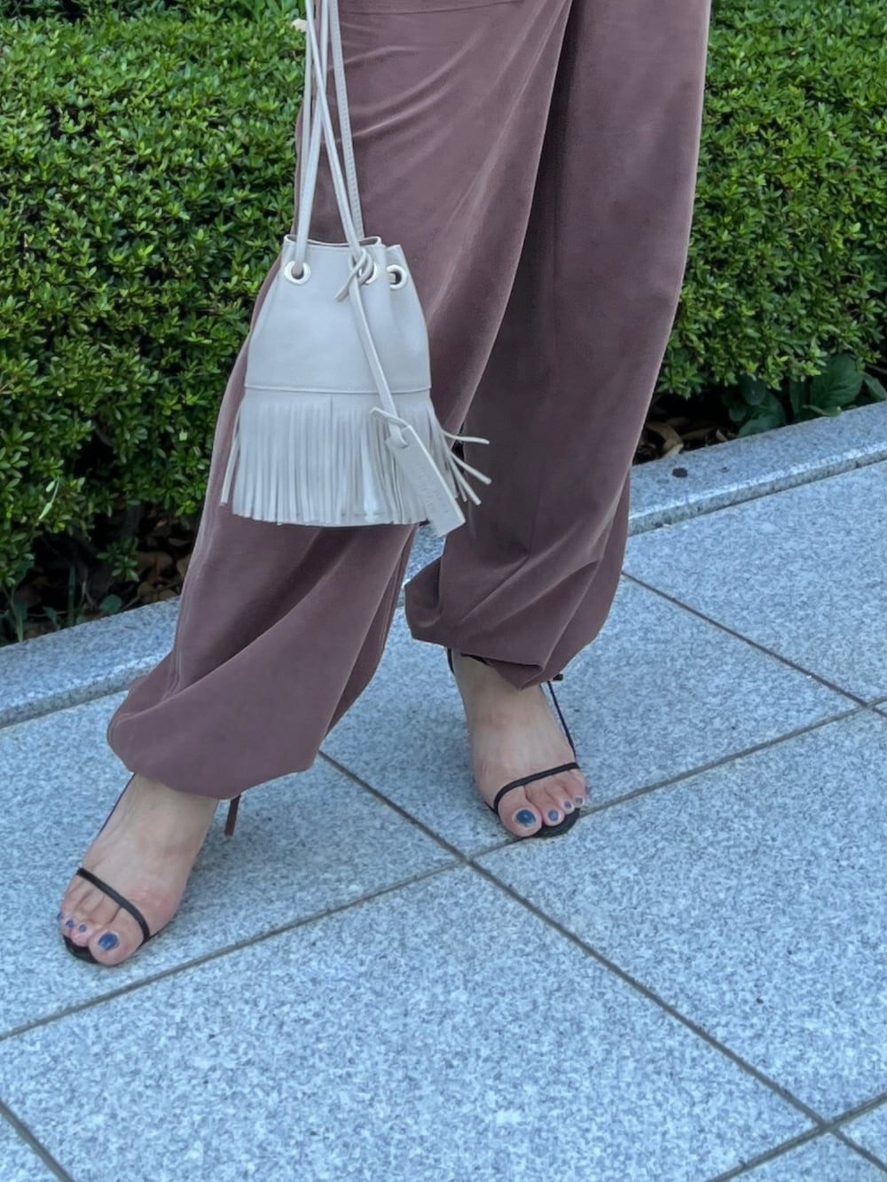 ホワイト系のTシャツ/カットソー、ブラウン系のその他パンツを着用したレディースの夏コーディネートの4枚目の写真