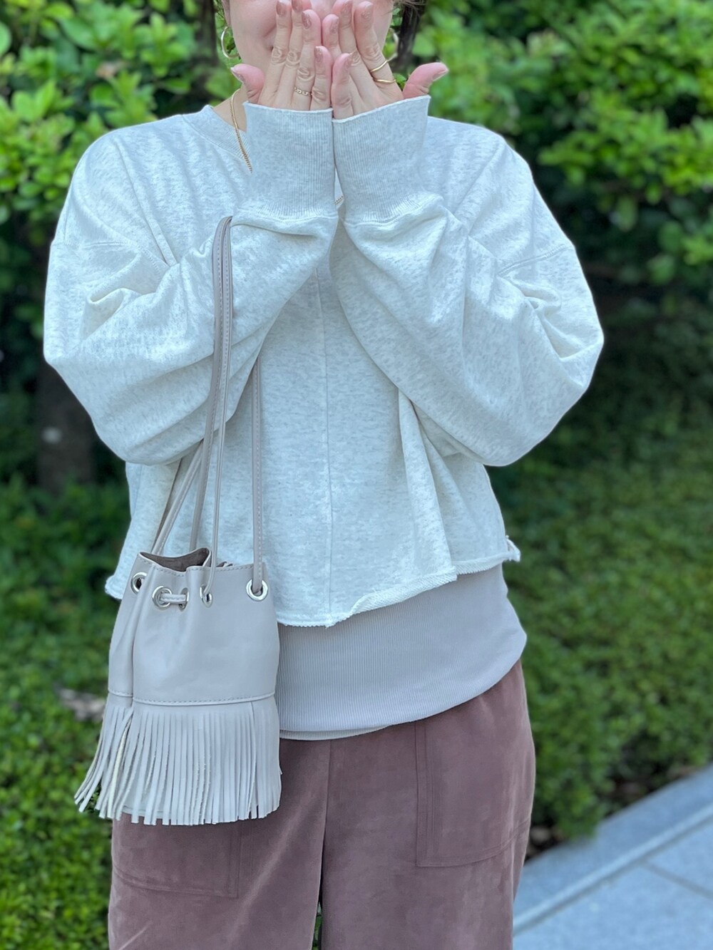 ホワイト系のTシャツ/カットソー、ブラウン系のその他パンツを着用したレディースの夏コーディネートの2枚目の写真