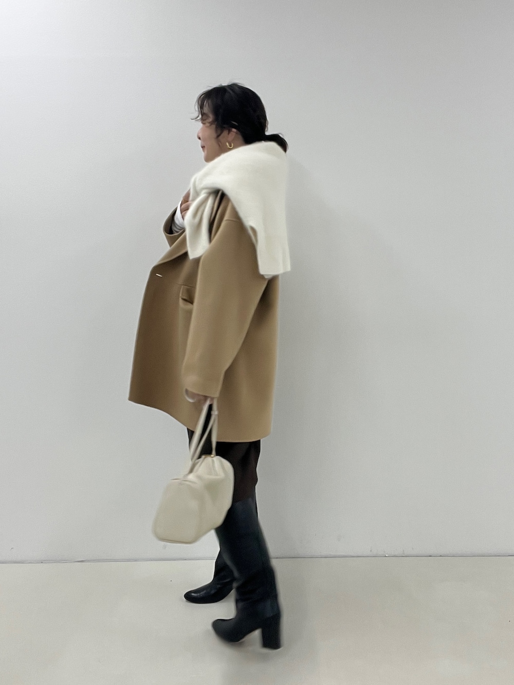 イエロー系のその他アウター、ブラウン系のその他パンツ、ホワイト系のショルダーバッグを着用したレディースの秋コーディネートの2枚目の写真