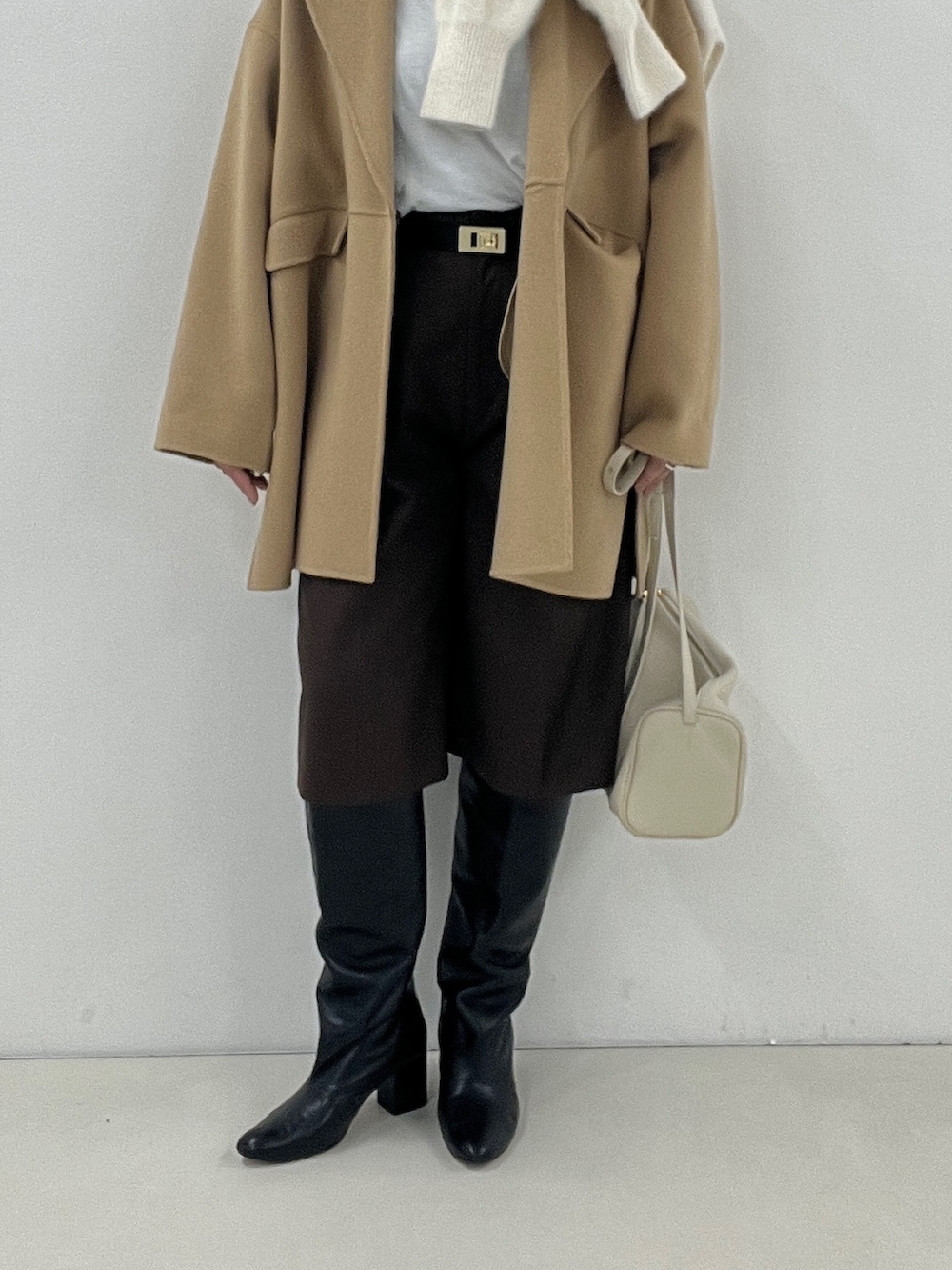 イエロー系のその他アウター、ブラウン系のその他パンツ、ホワイト系のショルダーバッグを着用したレディースの秋コーディネートの3枚目の写真