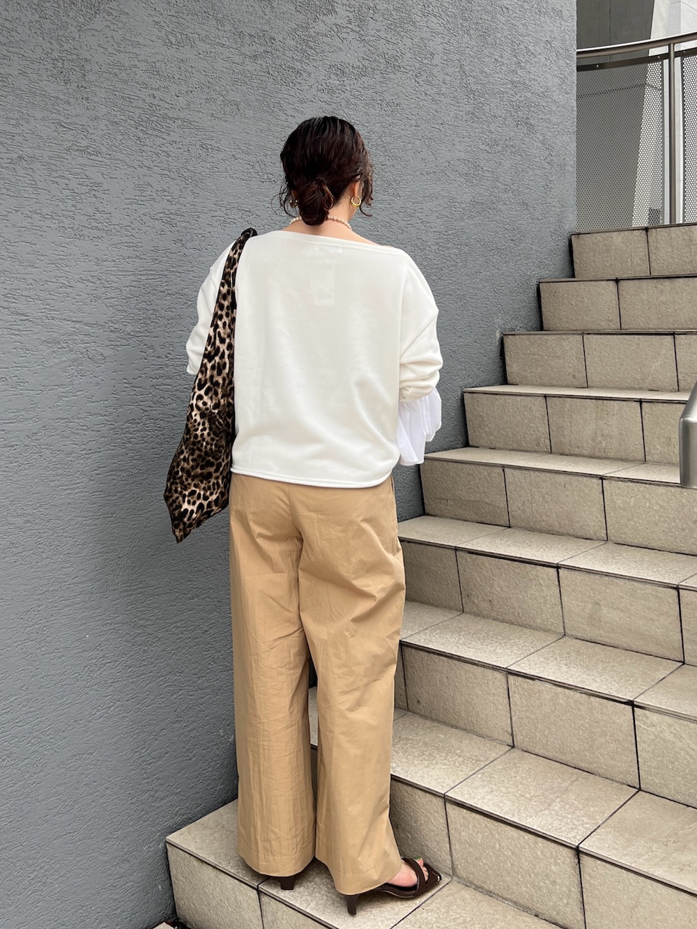 ホワイト系のTシャツ/カットソー、ベージュ系のその他パンツ、その他のエコバッグ/サブバッグを着用したレディースの春コーディネートの2枚目の写真