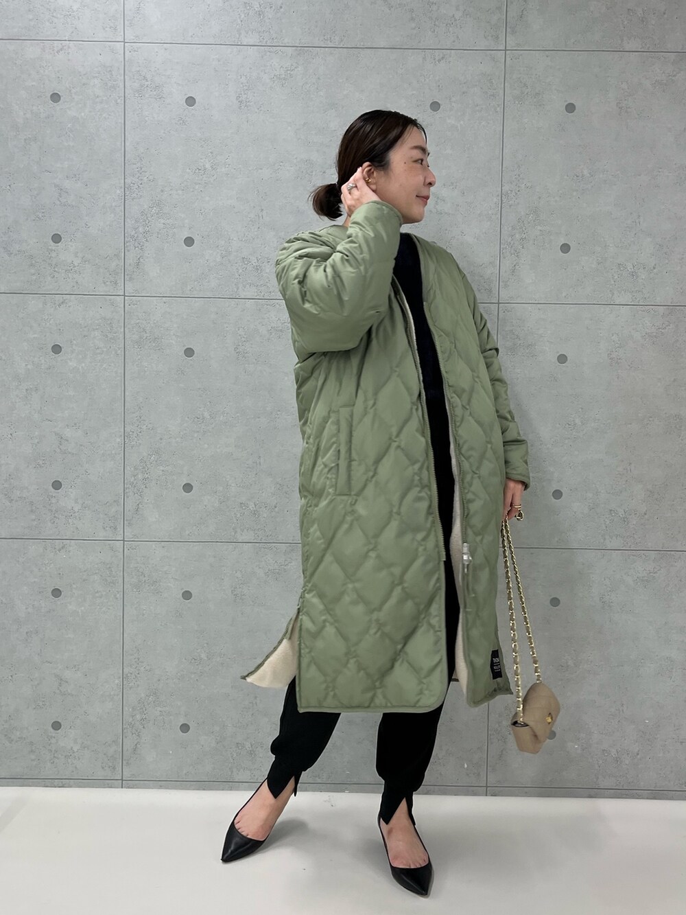 「NOLLEY'S、woman、きれいめカジュアル、冬コーデ、ミリタリー、ロングコート、大人カジュアル、あったかコーデ、ママファッション、お出かけコーデ、シンプルコーデ」｜「TAIONの◇【WEB限定】【TAION/タイオン】別注ミリタリーリバーシブルロングダウン（ダウンジャケット/コート、グリーン系）」を使った、nol futamiさん（レディース・157cm）の冬コーディネートの2枚目の写真
