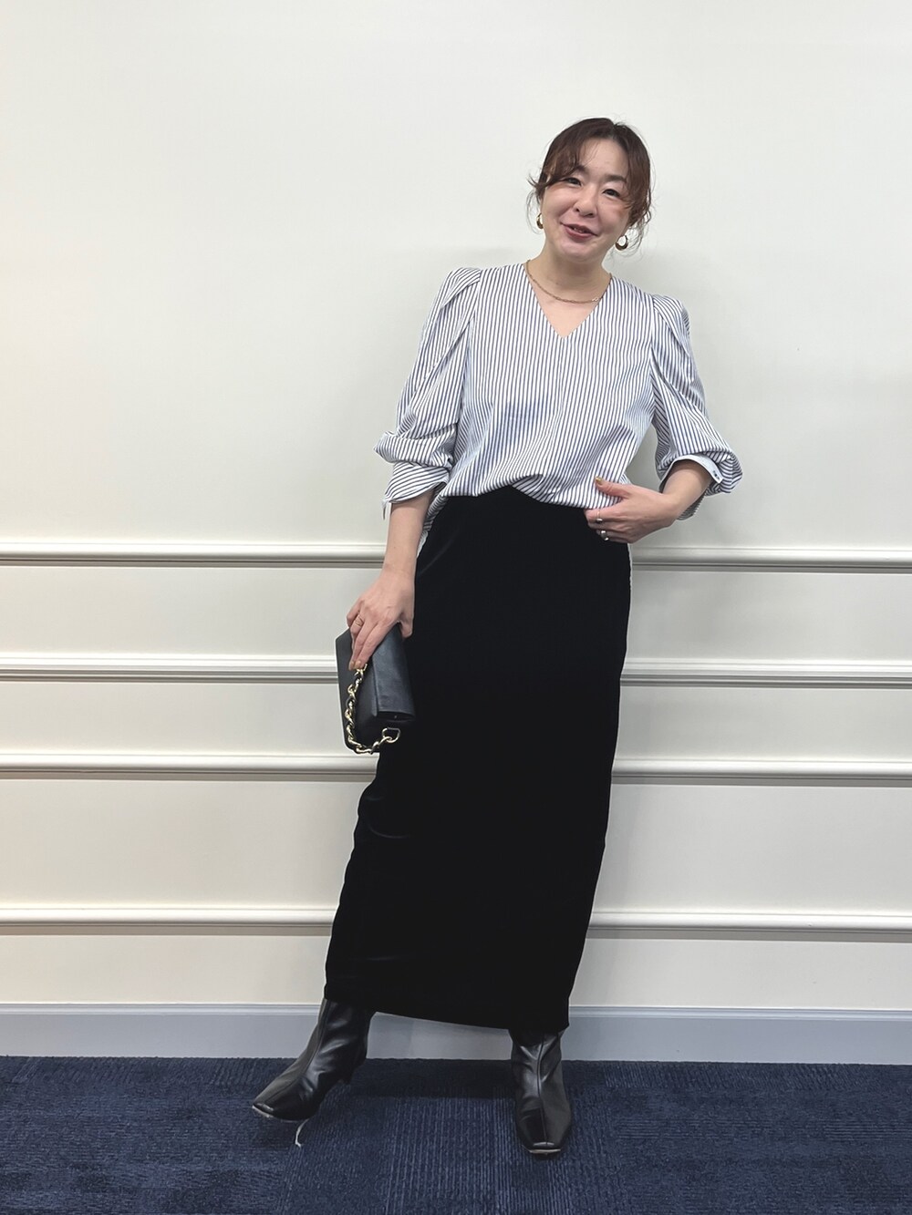 「秋コーデ、秋先取りコーデ、大人女子、きれいめコーデ、24AW秋の新作、オフィスカジュアル、スカートコーデ、ベロア、ベロアスカート、オトナカワイイ、NOLLEY'S、デートコーデ、大人かわいい」｜「NOLLEY’S SophiのストライプVネックシャツブラウス（シャツ/ブラウス、ホワイト系）」を使った、nol futamiさん（レディース・157cm）の秋コーディネートの4枚目の写真