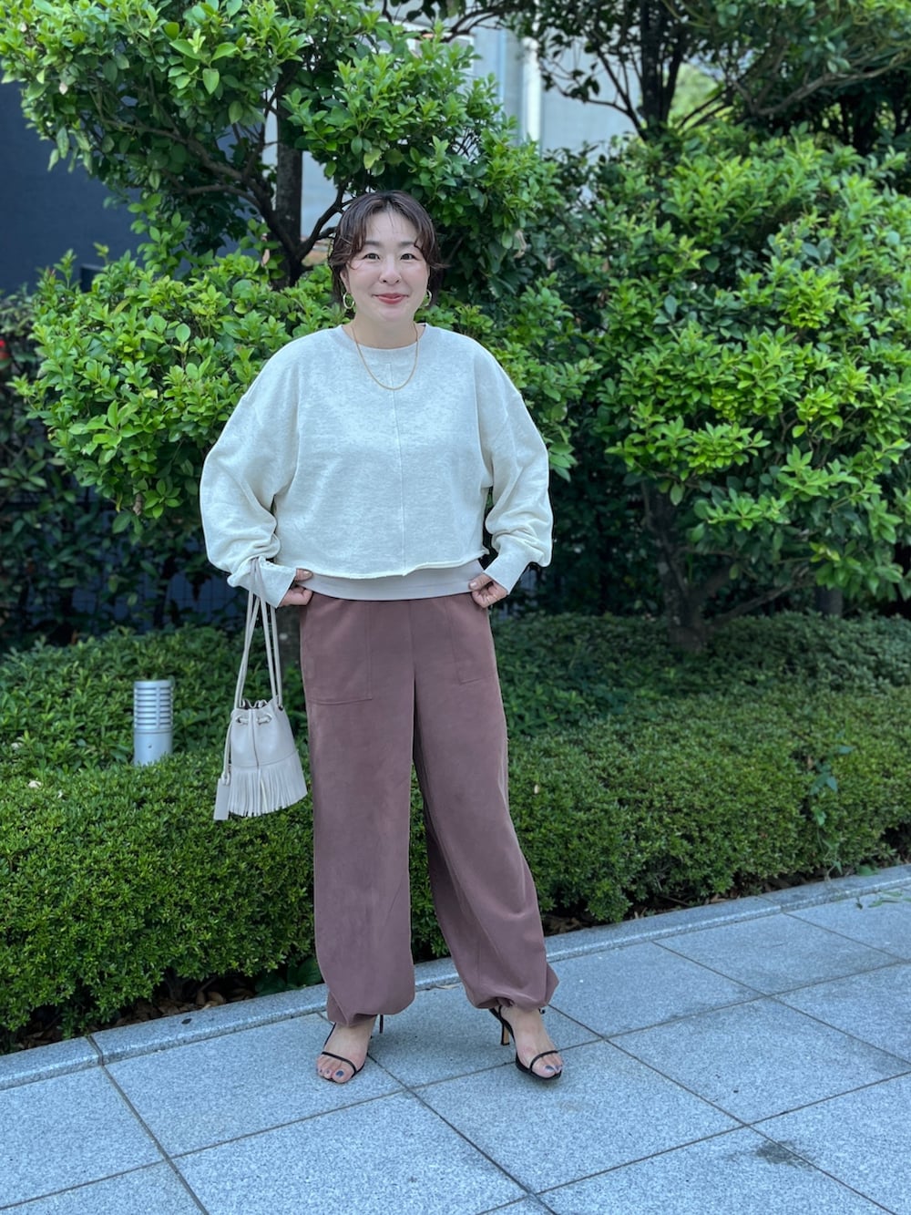 ホワイト系のTシャツ/カットソー、ブラウン系のその他パンツを着用したレディースの夏コーディネートの3枚目の写真