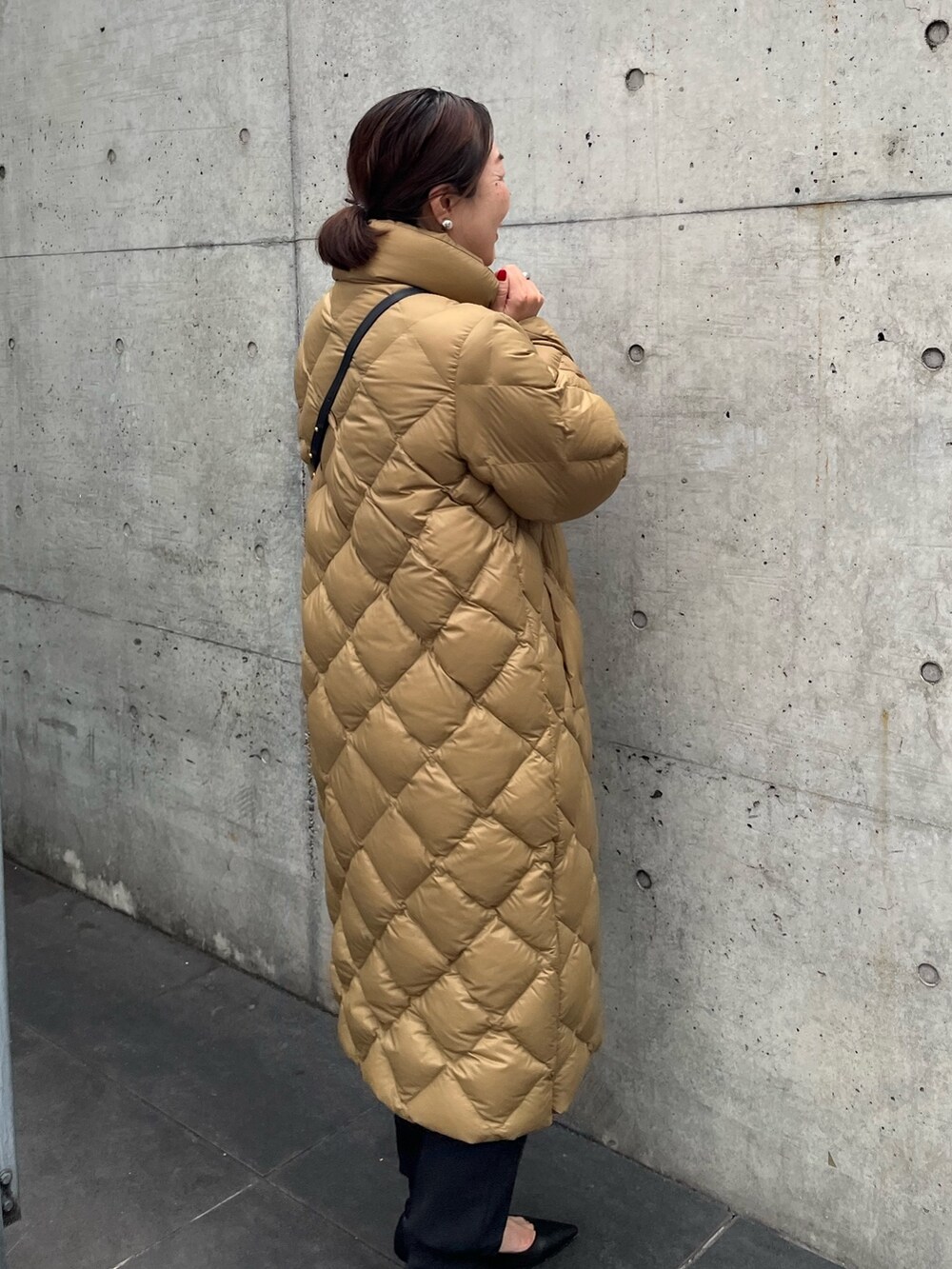 「nolleys、woman、TAION、ダッフルコート、ダウン、ジョガーパンツ、大人カジュアル、大人コーデ、きれいめカジュアル」｜「TAIONの◇【WEB限定】【TAION/タイオン】別注ダイヤキルトスタンドロングダウン（ダウンジャケット/コート、イエロー系）」を使った、nol futamiさん（レディース・157cm）の冬コーディネートの3枚目の写真